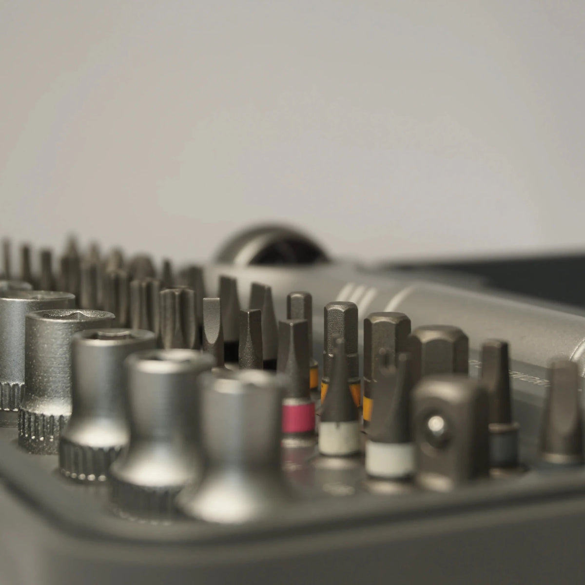 THE MAGNETIC SET - AVERX GearAVERX Steel Magnetic Set compact driver and bit holder frontAVERX Gear