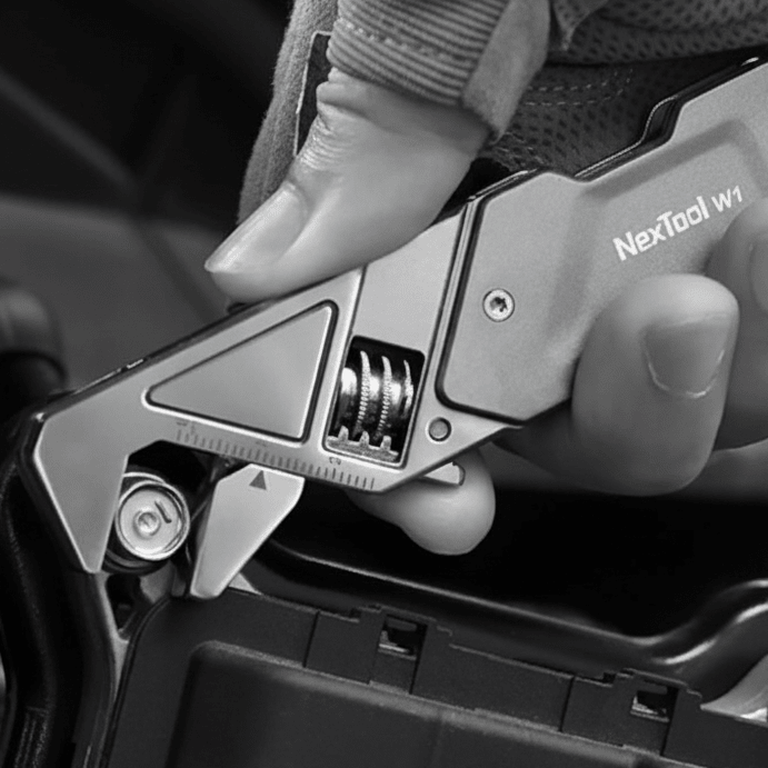 THE NEXTOOL MICRO WRENCH - AVERX GearAVERX Stainless Steel Nextool Micro Wrench keychain carry close-upAVERX Gear