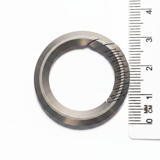 THE TITANIUM KEYRING - AVERX GearAVERX Titanium Keyring polished finish and gate detailAVERX Gear